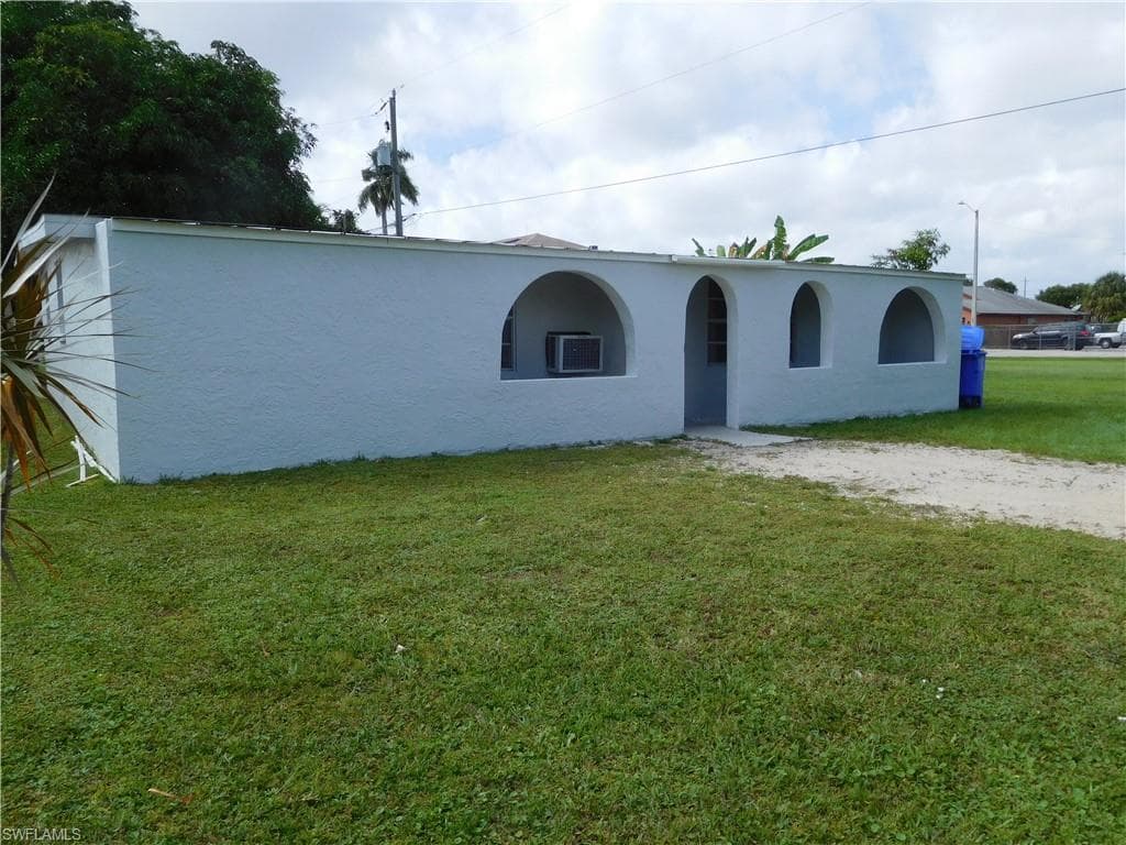 2110 Davis CT FORT MYERS, FL 33916