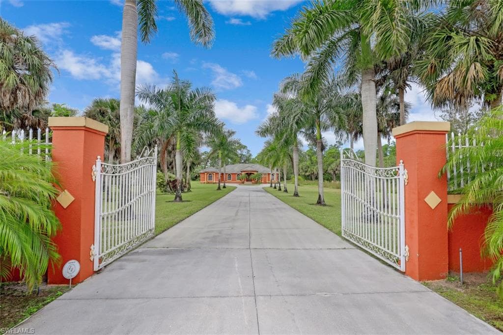 481 2nd ST NE NAPLES, FL 34120