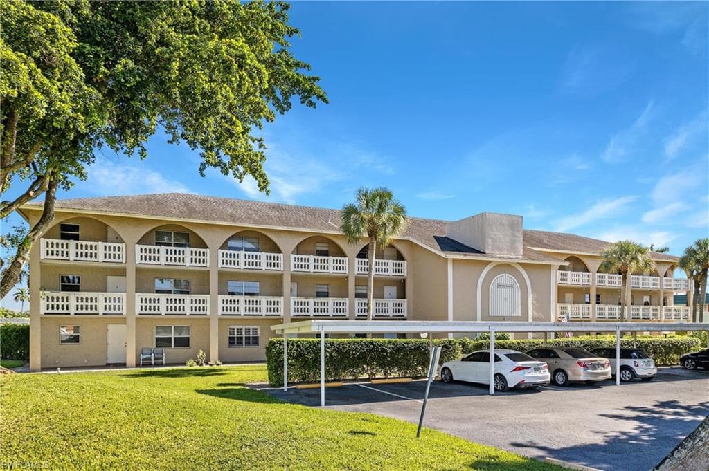 100 Valley Stream DR 101 NAPLES, FL 34113