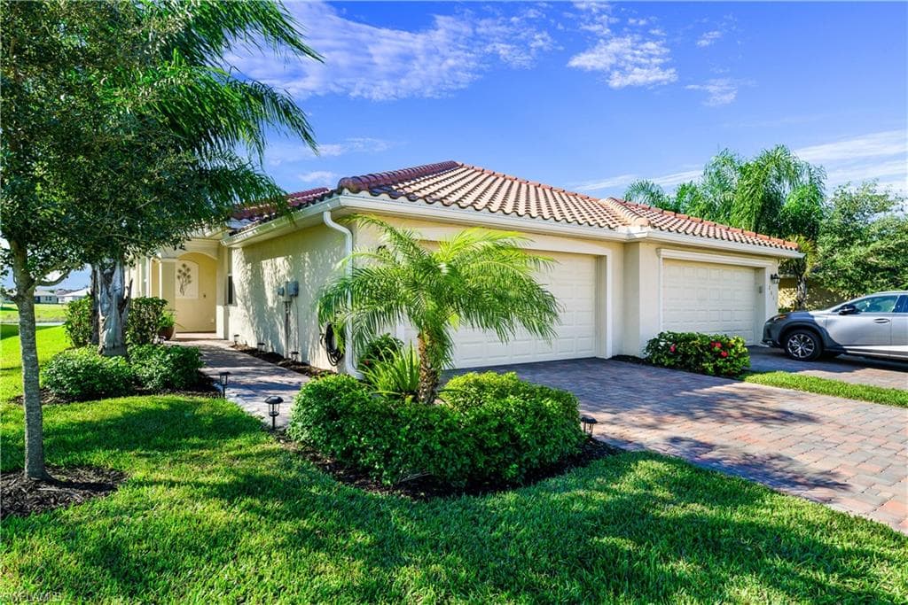 2047 Wellington ST NAPLES, FL 34120