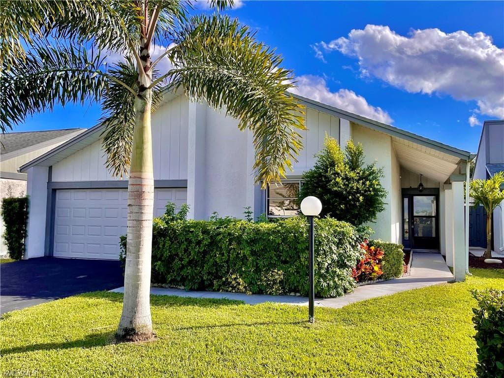 9789 Maplecrest CIR LEHIGH ACRES, FL 33936