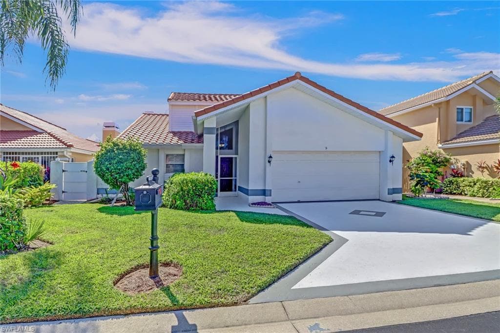 1262 Naples Lake DR NAPLES, FL 34104
