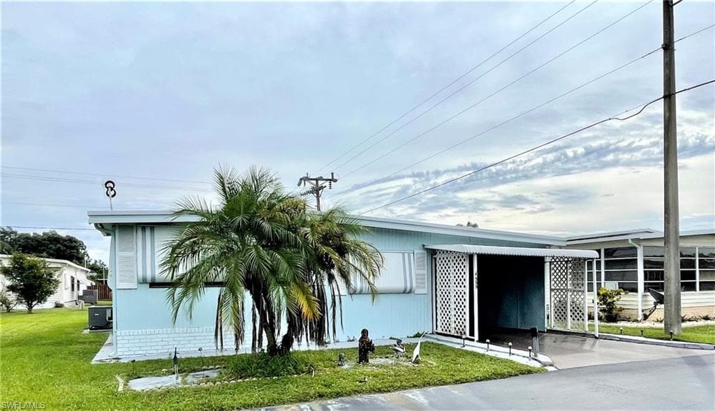 555 Freedom ST NORTH FORT MYERS, FL 33917