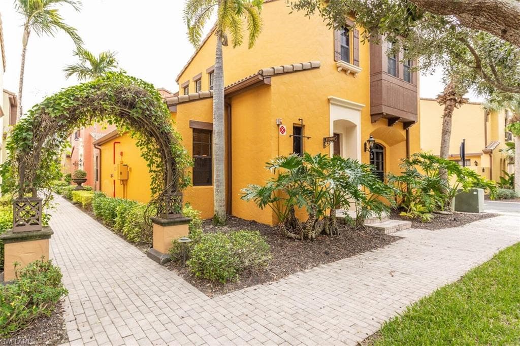 9102 Chula Vista ST 11304 NAPLES, FL 34113