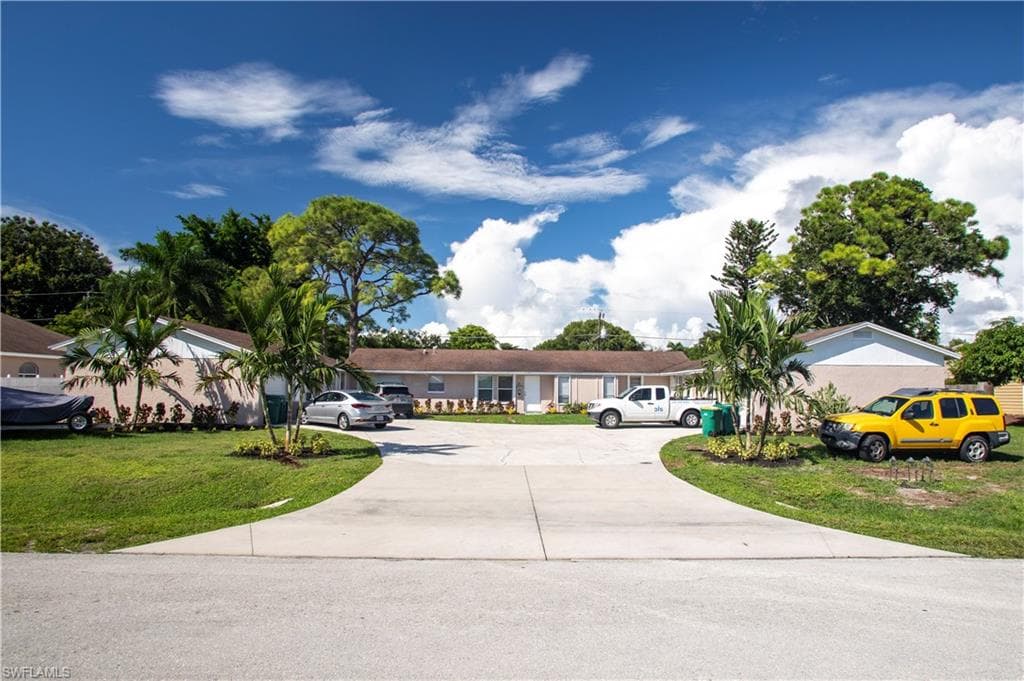 813 109th AVE N NAPLES, FL 34108