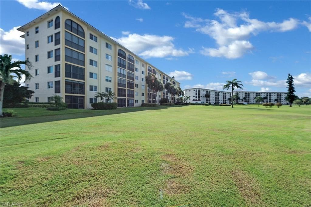21 High Point CIR E 609 NAPLES, FL 34103