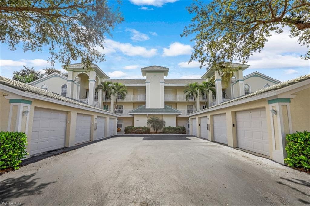 15415 Cedarwood LN 3-204 NAPLES, FL 34110