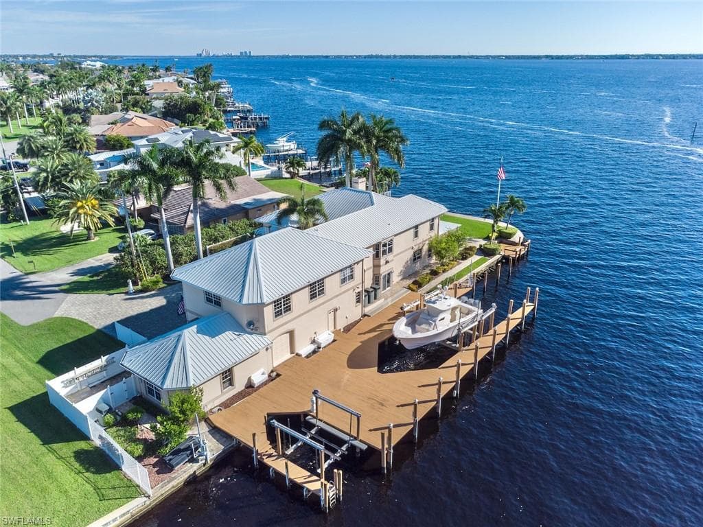3943 SE 21st PL CAPE CORAL, FL 33904