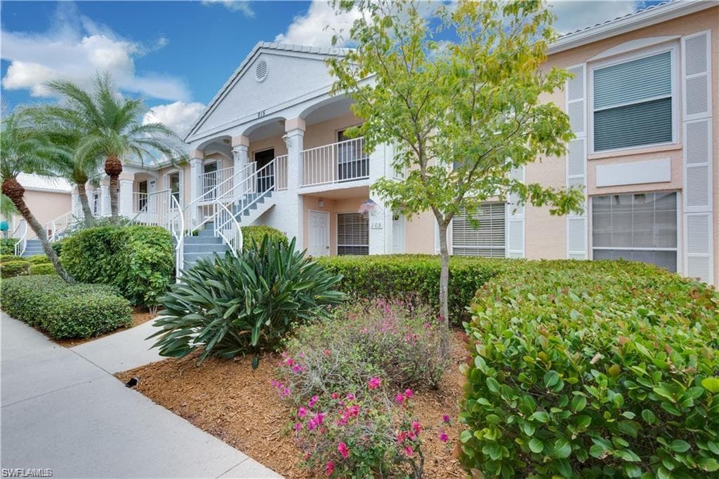 815 Gulf Pavilion DR 105 NAPLES, FL 34108