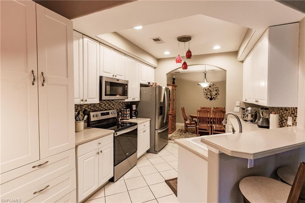 6040 Jonathans Bay CIR 401 FORT MYERS, FL 33908