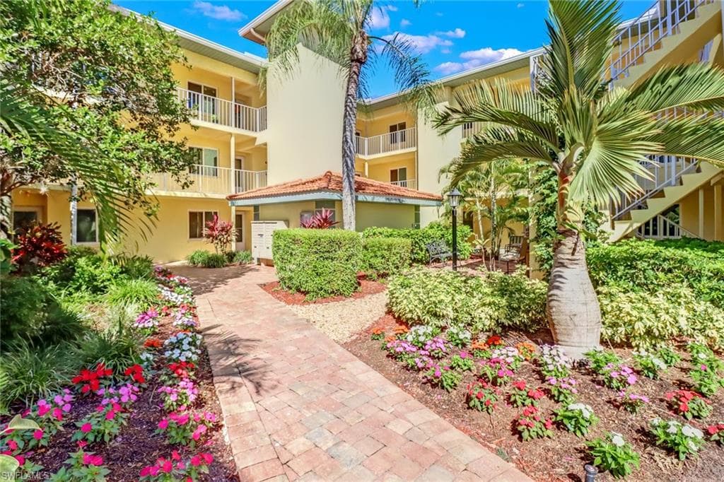 1001 Foxfire LN 107 NAPLES, FL 34104