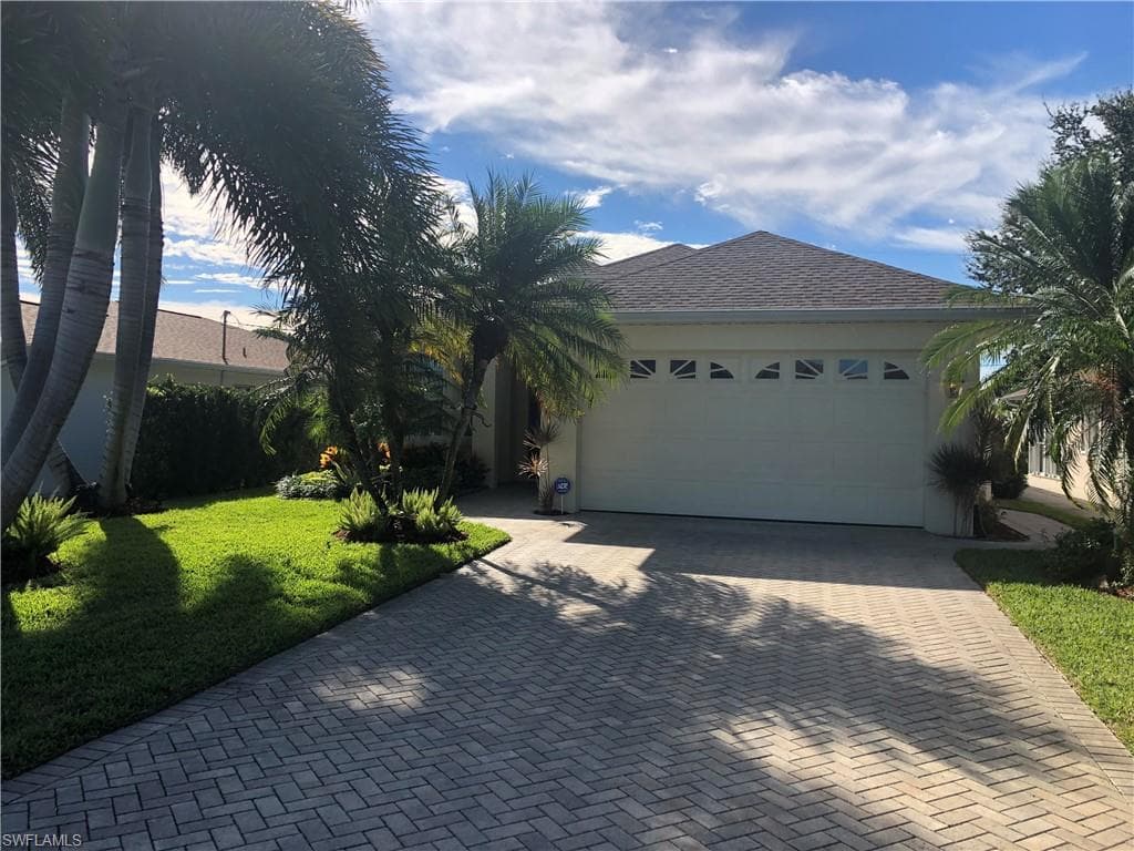 572 95th AVE N NAPLES, FL 34108