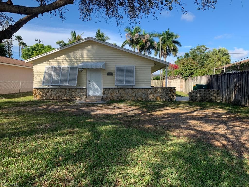 811 94th AVE N NAPLES, FL 34108