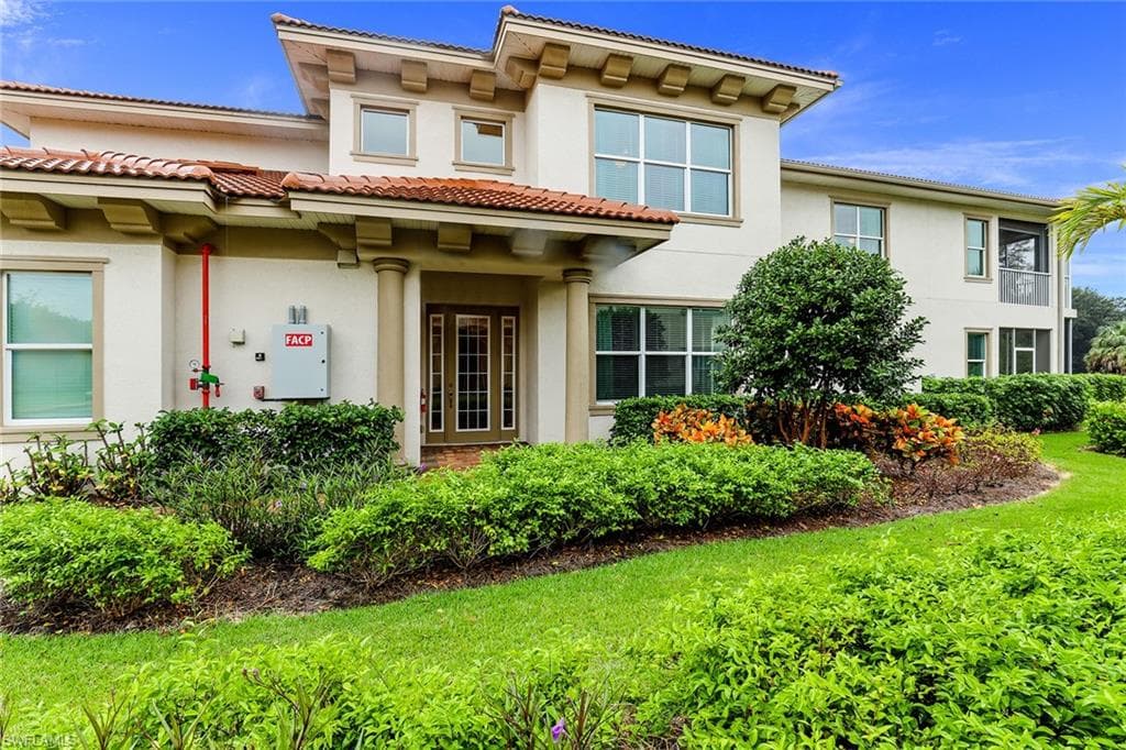7801 Hawthorne DR 2704 NAPLES, FL 34113