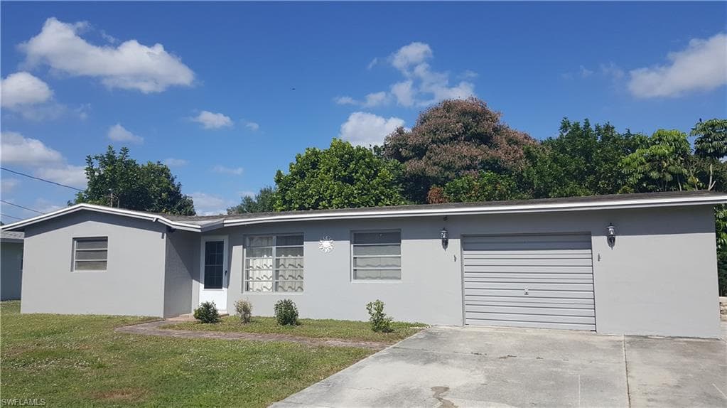 300 Glenmont DR E NORTH FORT MYERS, FL 33917