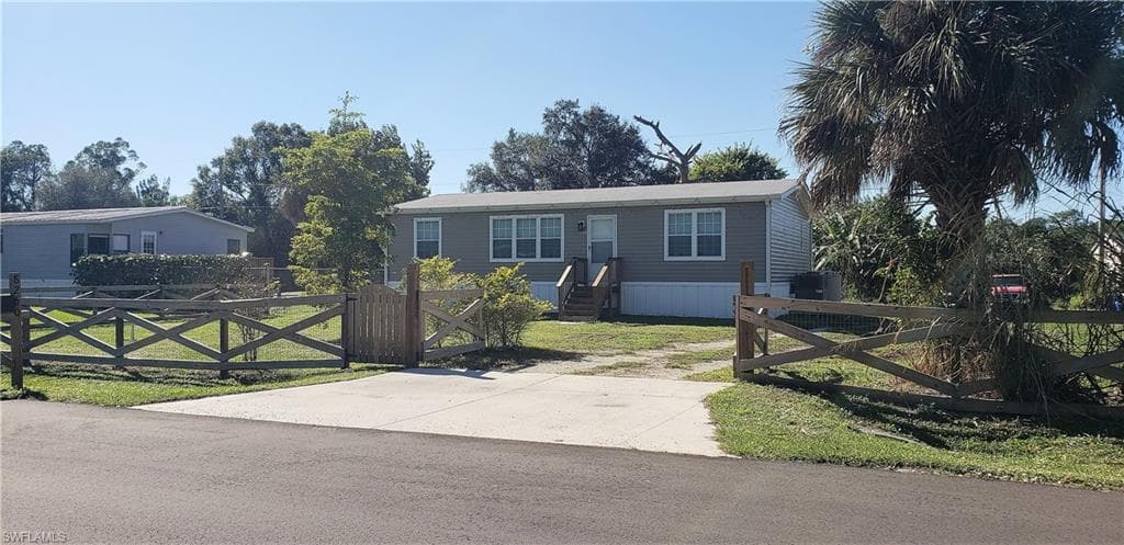 8260 Marx DR NORTH FORT MYERS, FL 33917