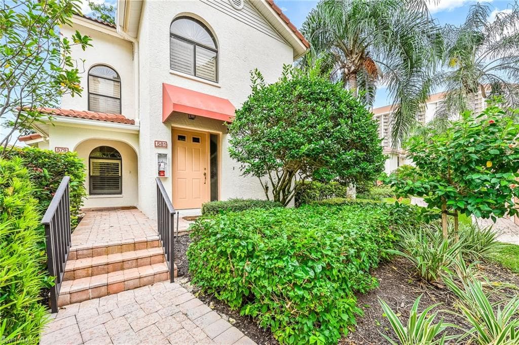 581 Serendipity DR 581 NAPLES, FL 34108
