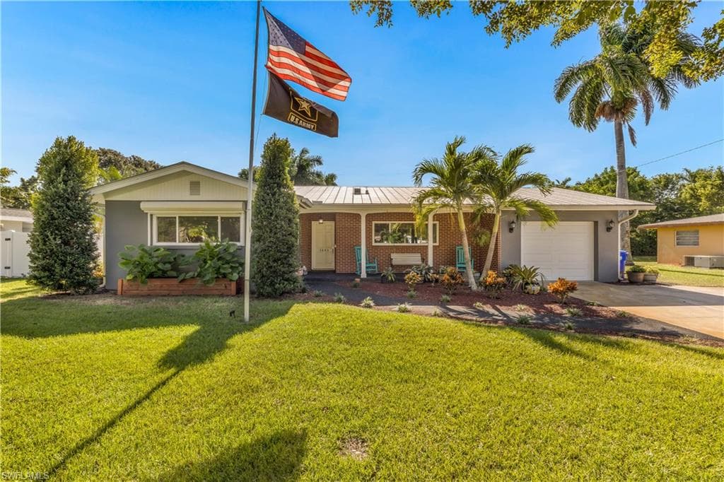 1444 Passaic AVE FORT MYERS, FL 33901