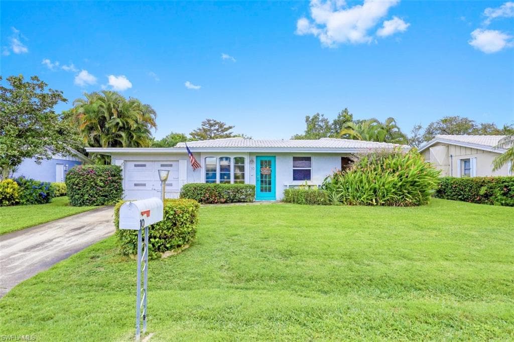 10 Lanai CIR 10 NAPLES, FL 34112