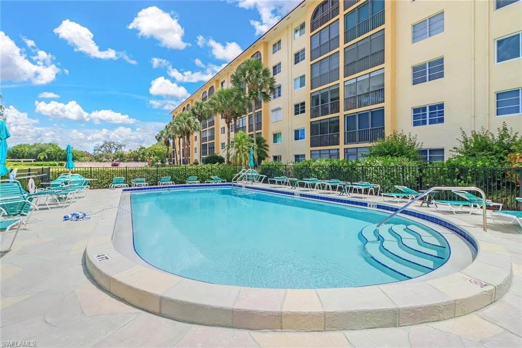 21 High Point CIR E 403 NAPLES, FL 34103