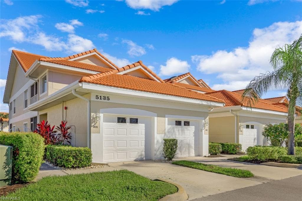 5135 Cobble Creek CT F-201 NAPLES, FL 34110