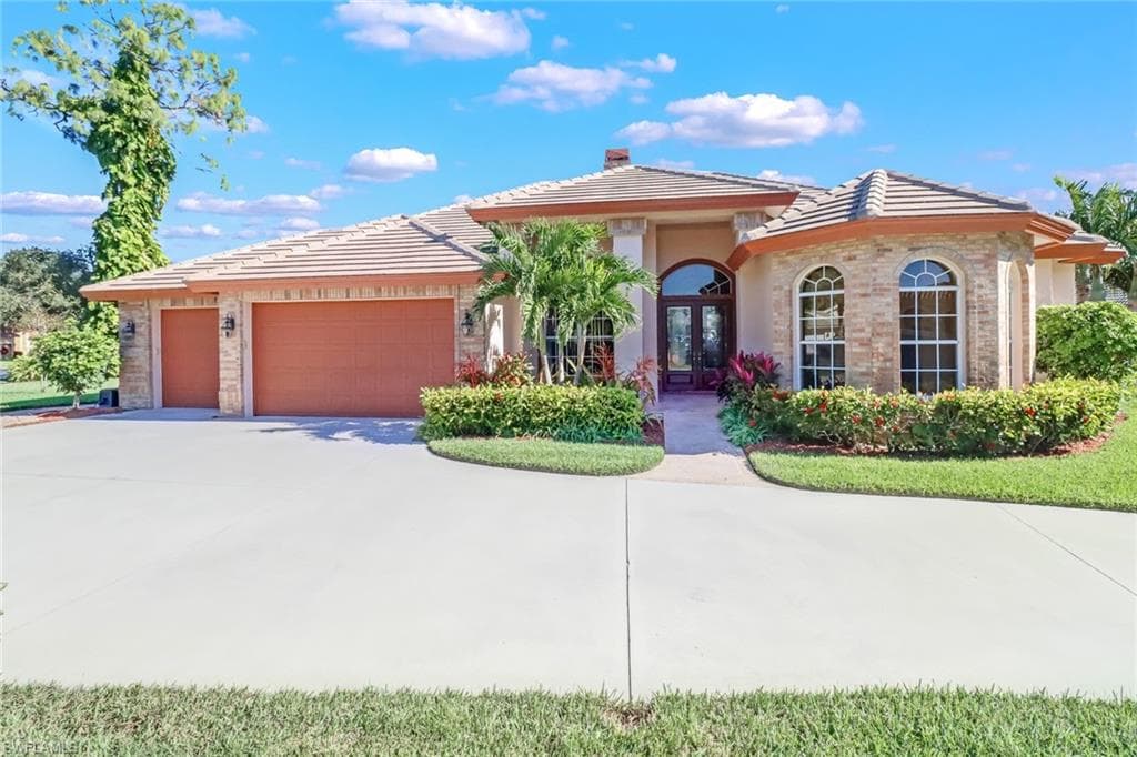 2138 Imperial CIR NAPLES, FL 34110