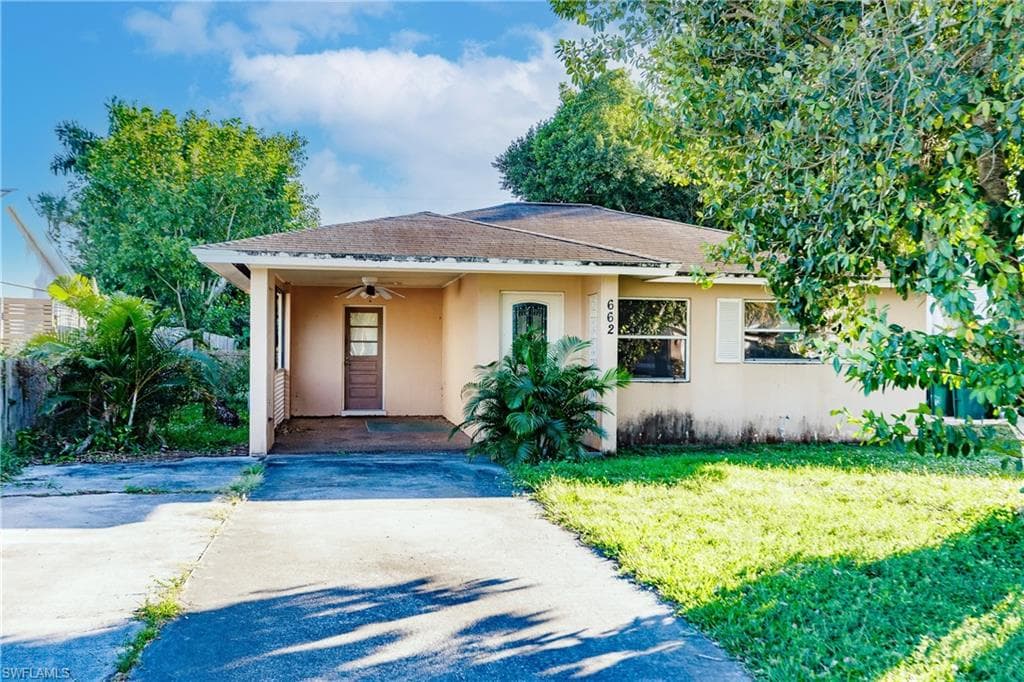 662 105th AVE N NAPLES, FL 34108