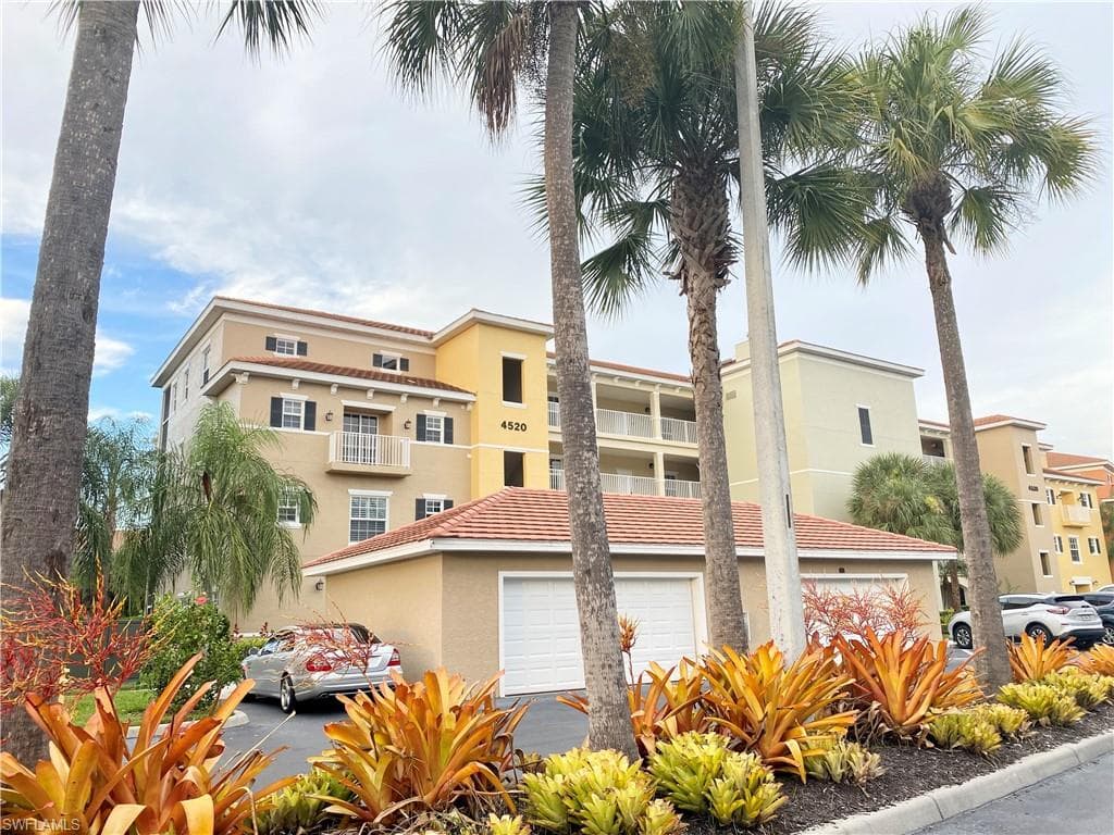 4520 Botanical Place CIR 405 NAPLES, FL 34112