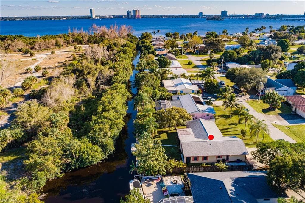 1374 Harbor View DR NORTH FORT MYERS, FL 33917