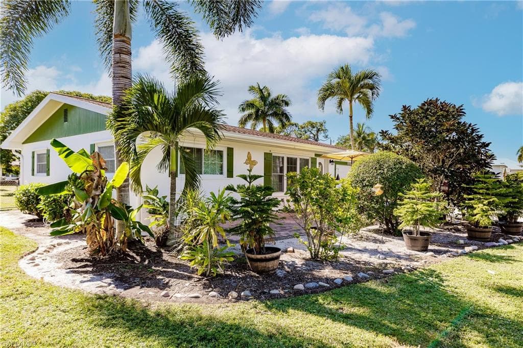 1246 Royal Palm DR NAPLES, FL 34103