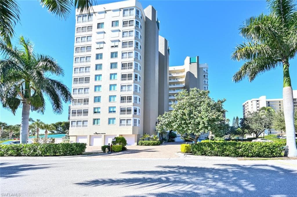 21 Bluebill AVE B-302 NAPLES, FL 34108