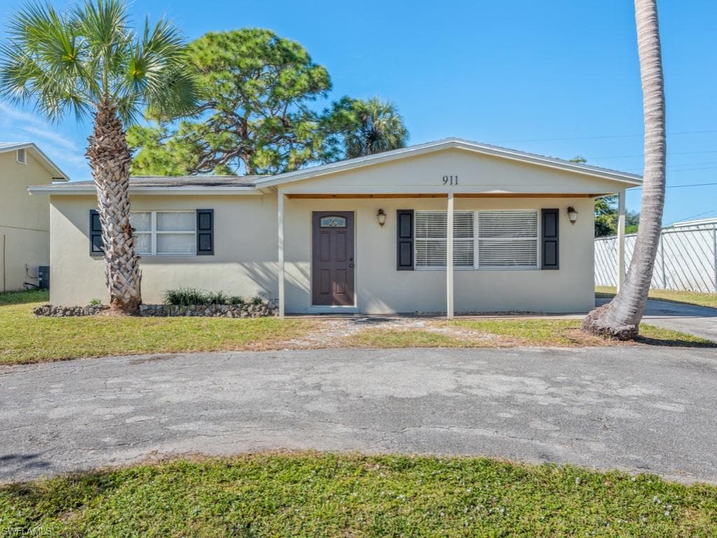 911 Coconut CIR E NAPLES, FL 34104