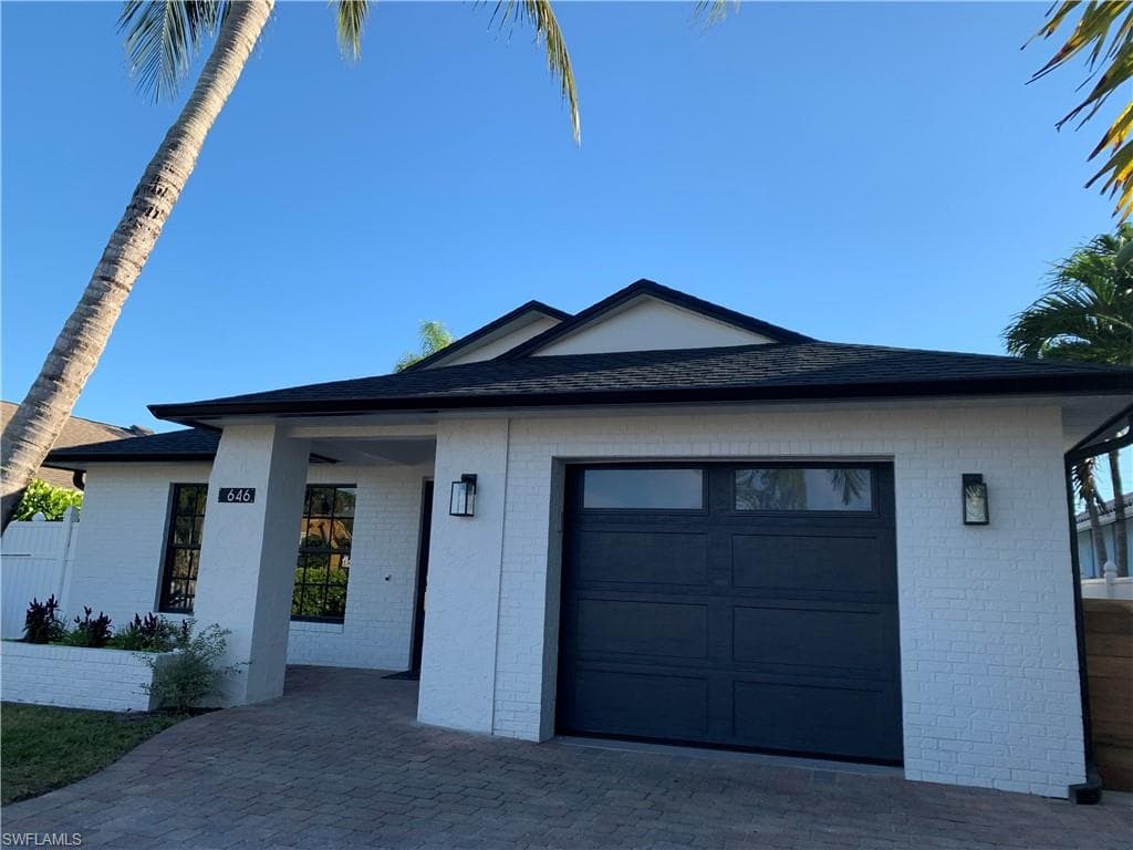 646 109th AVE N NAPLES, FL 34108
