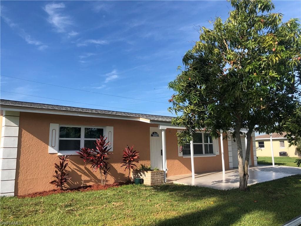 208 Davis RD LEHIGH ACRES, FL 33936
