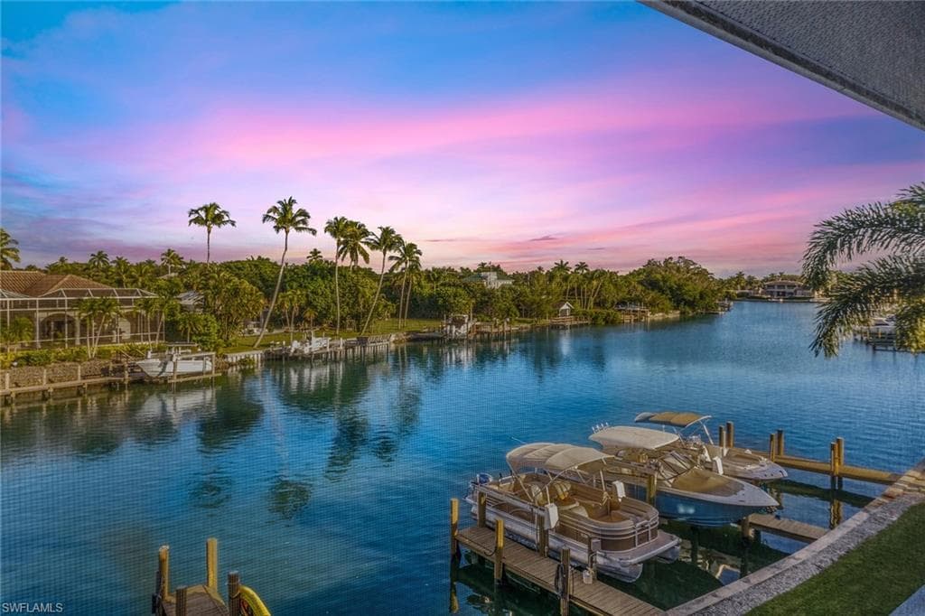 2082 Gulf Shore BLVD N 310 NAPLES, FL 34102