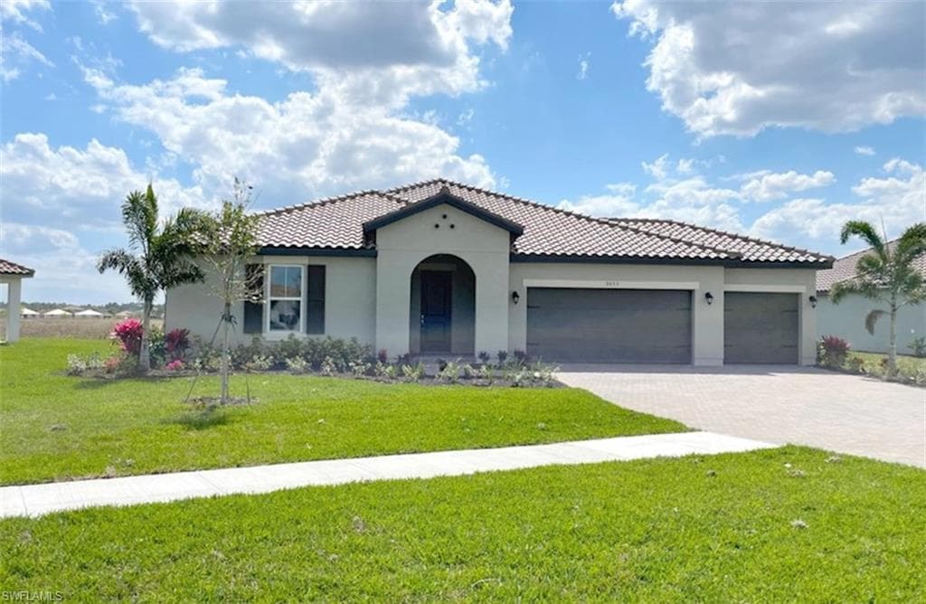 2033 Grove DR NAPLES, FL 34120