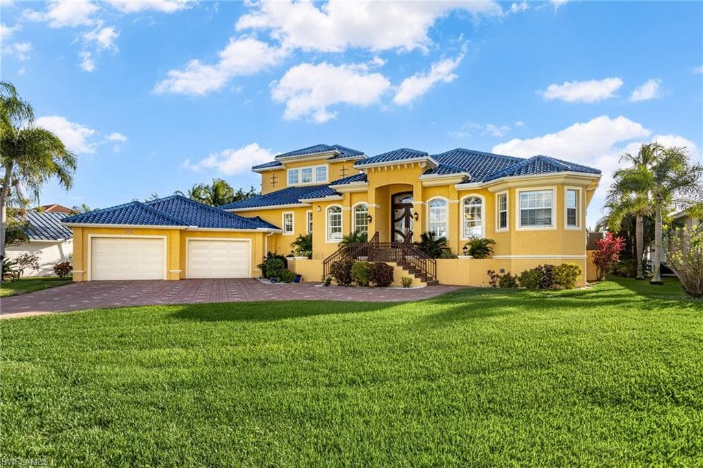 1032 Dolphin DR CAPE CORAL, FL 33904