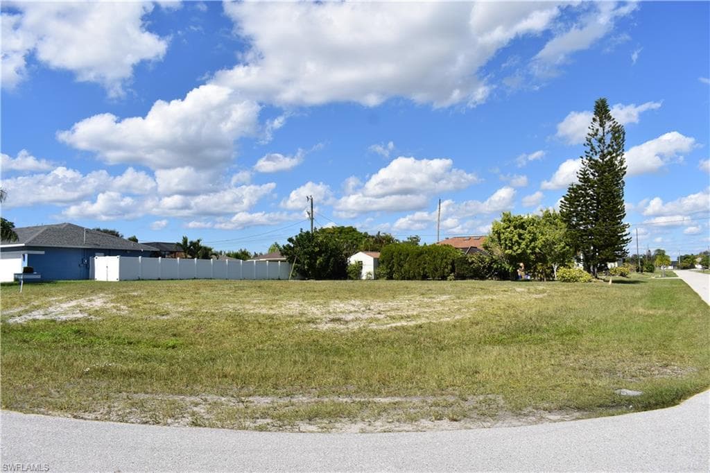 1103 SW 41st TER CAPE CORAL, FL 33914