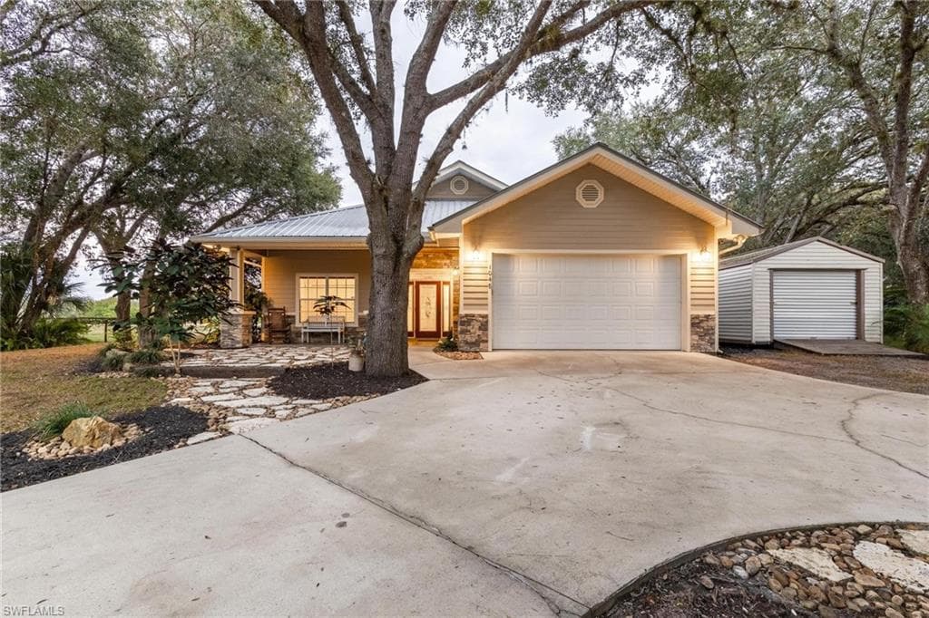 1048 Mission CT LABELLE, FL 33935