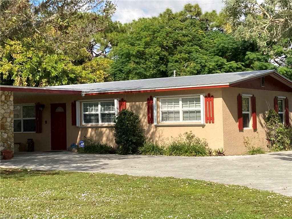 900 Coconut CIR W NAPLES, FL 34104