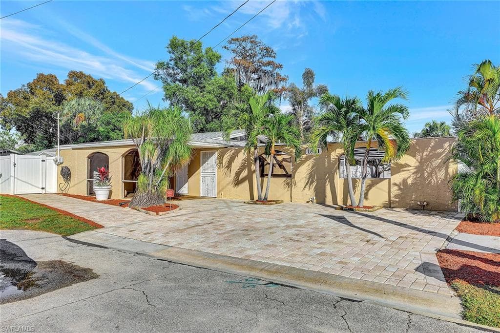 1671 Newport CT FORT MYERS, FL 33907