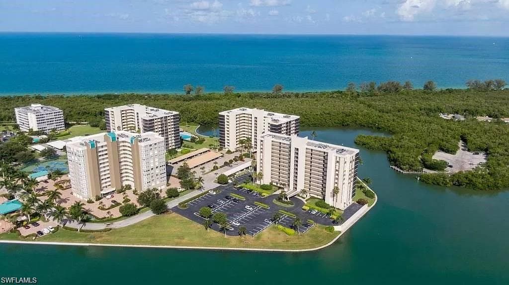 17 Bluebill AVE 101 NAPLES, FL 34108
