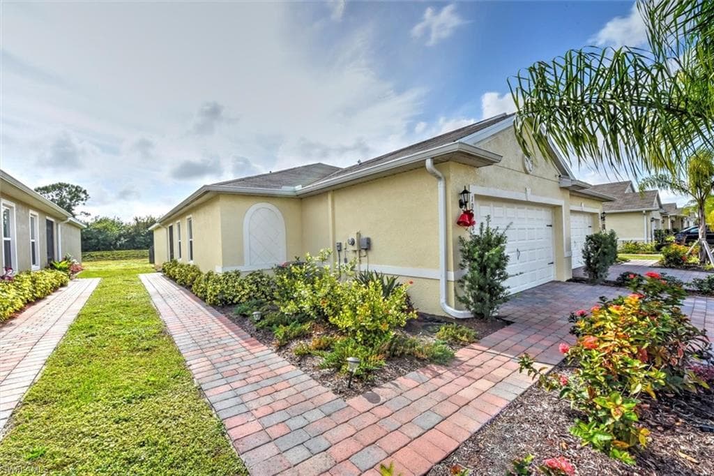 10720 Crossback LN LEHIGH ACRES, FL 33936