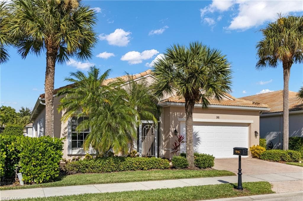 96 Glen Eagle CIR NAPLES, FL 34104