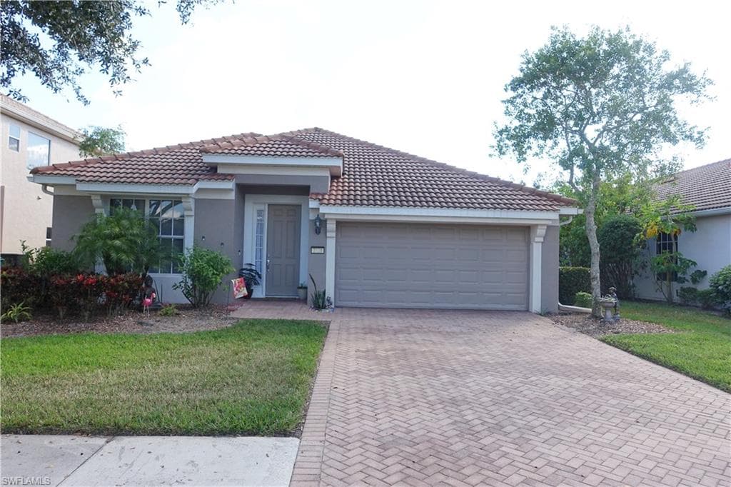 2121 Fairmont LN NAPLES, FL 34120