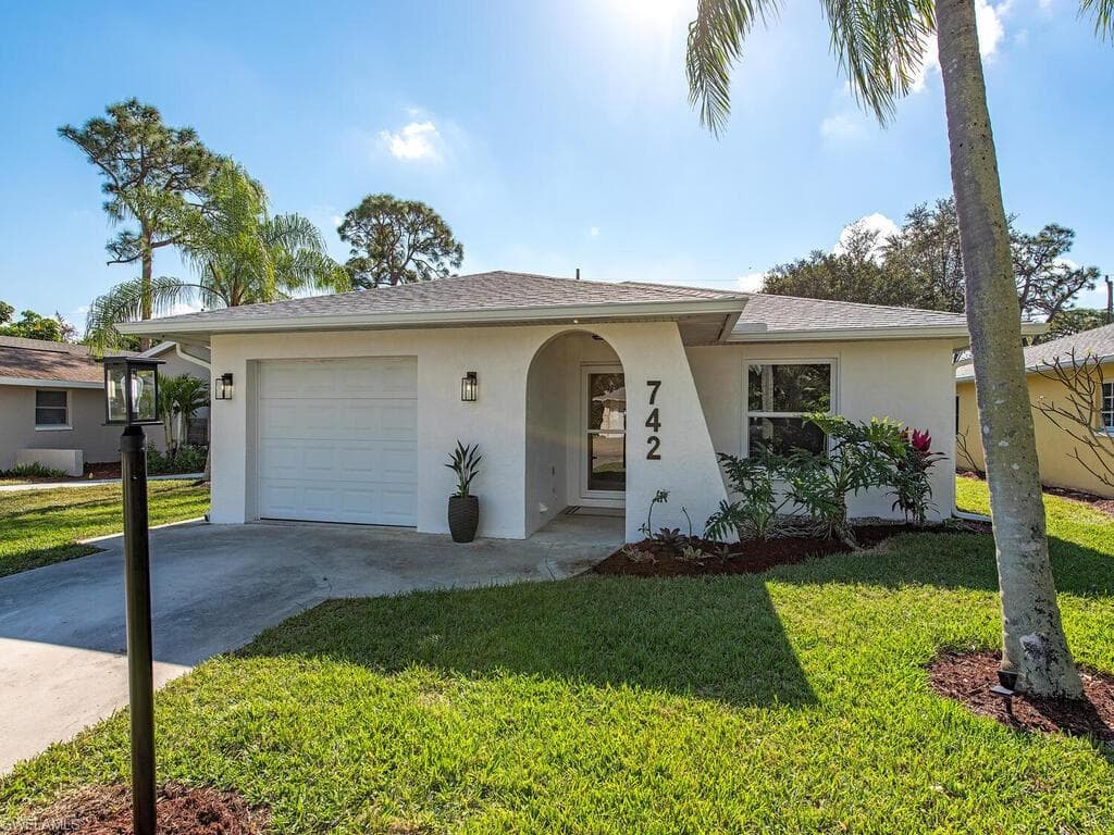 742 99th AVE N NAPLES, FL 34108