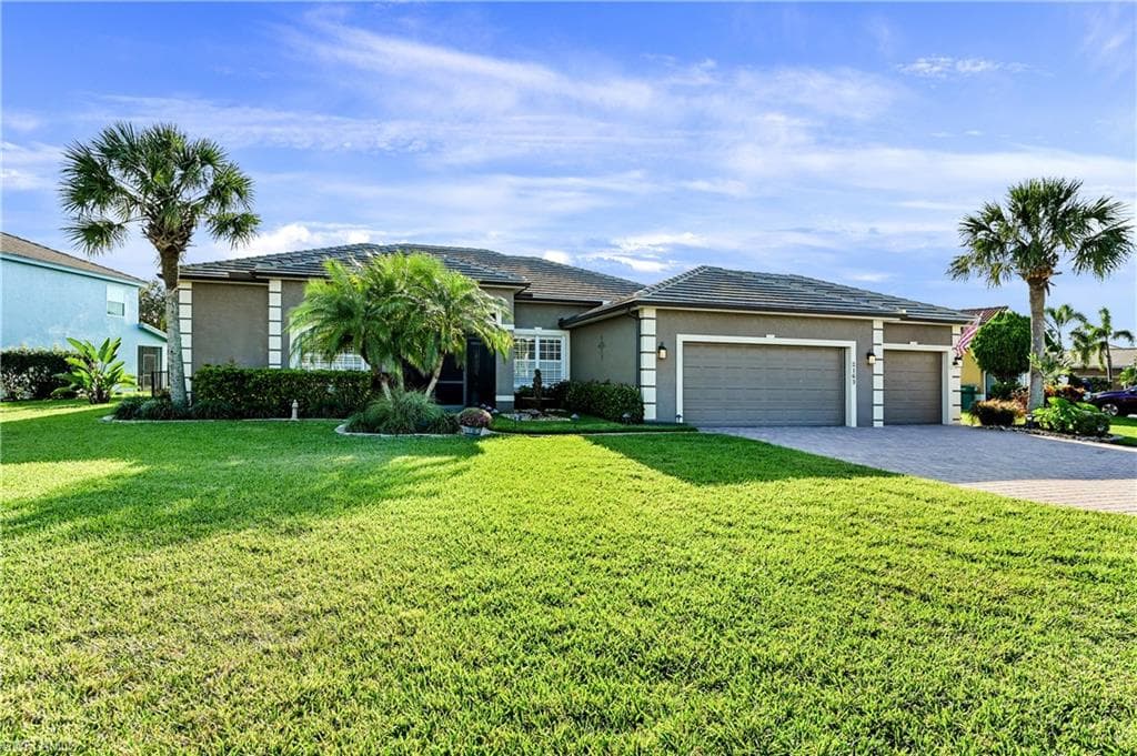 2163 Grove DR NAPLES, FL 34120