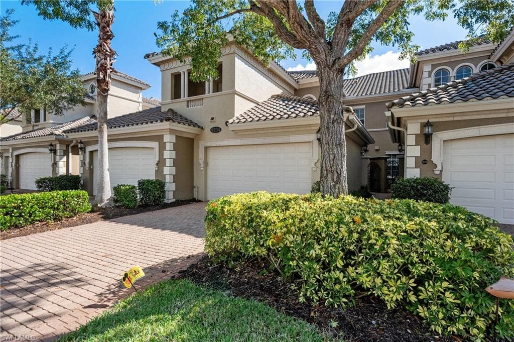 9234 Tesoro LN 3-203 NAPLES, FL 34114