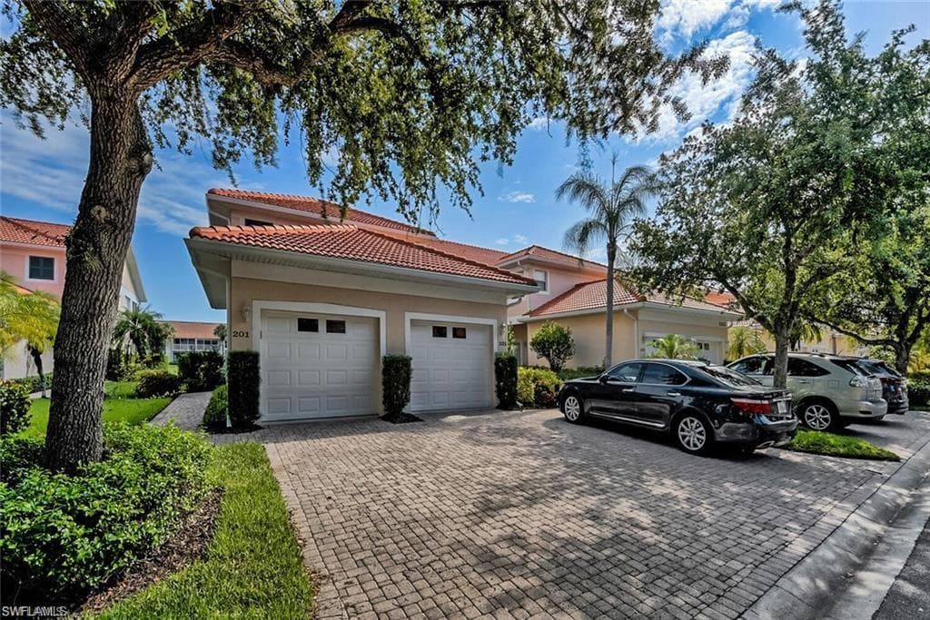 5255 Birmingham DR 201 NAPLES, FL 34110