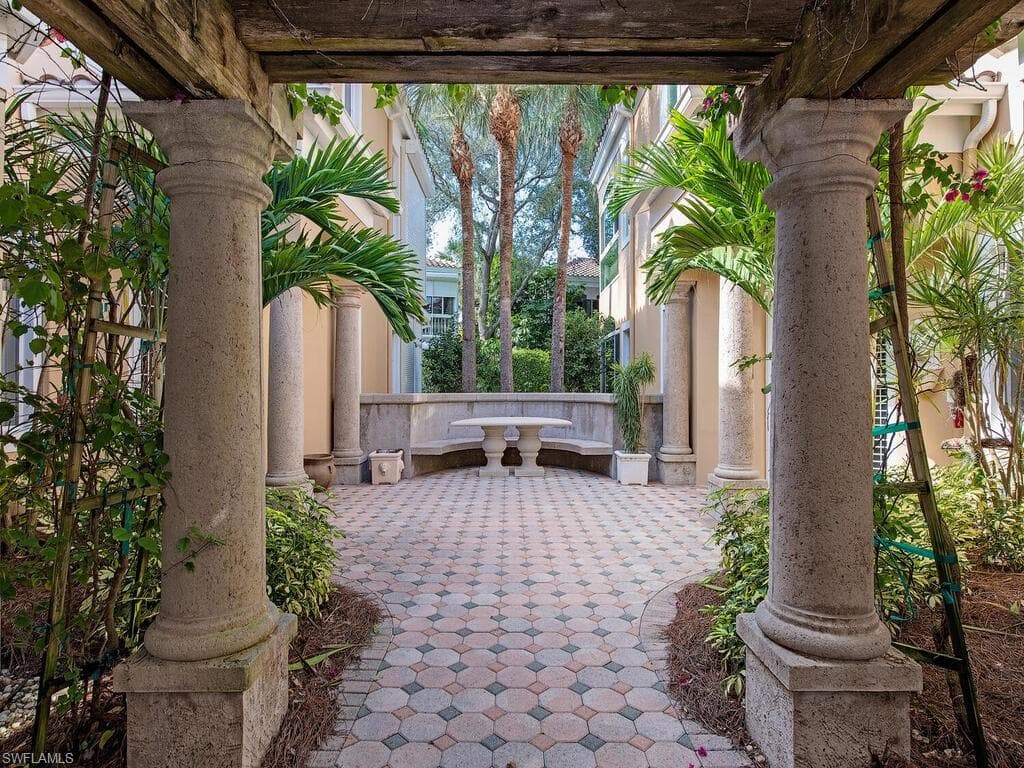 640 Via Mezner 6-601 NAPLES, FL 34108